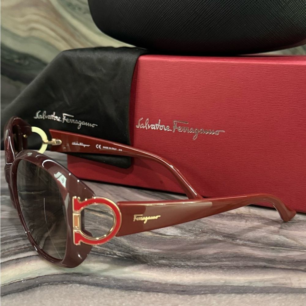 FERRAGAMO Gancini Sunglasses NIB Burgundy Dark Red & Gold Made in Italy - Picture 4 of 16